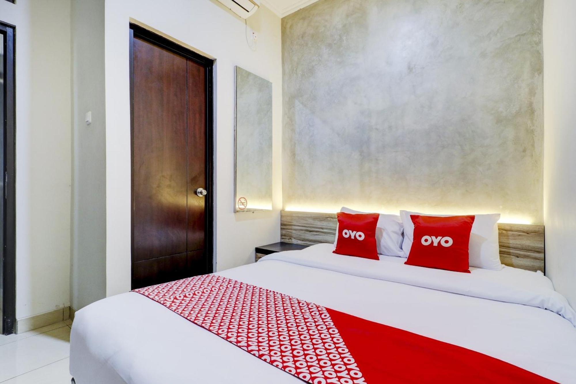 Oyo 90215 Ada Residence Telukjambe Exterior photo